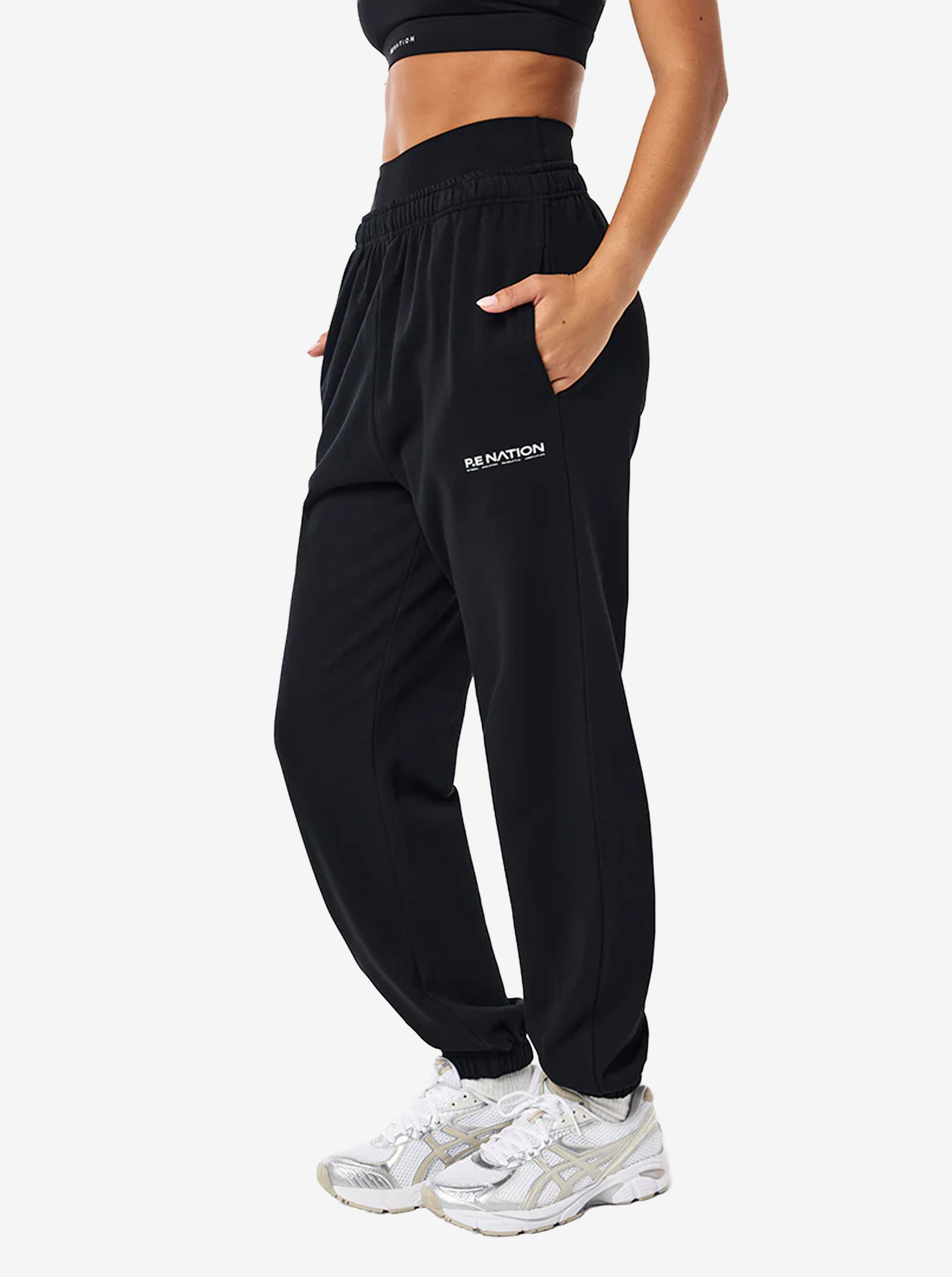Qualify Trackpant in Black