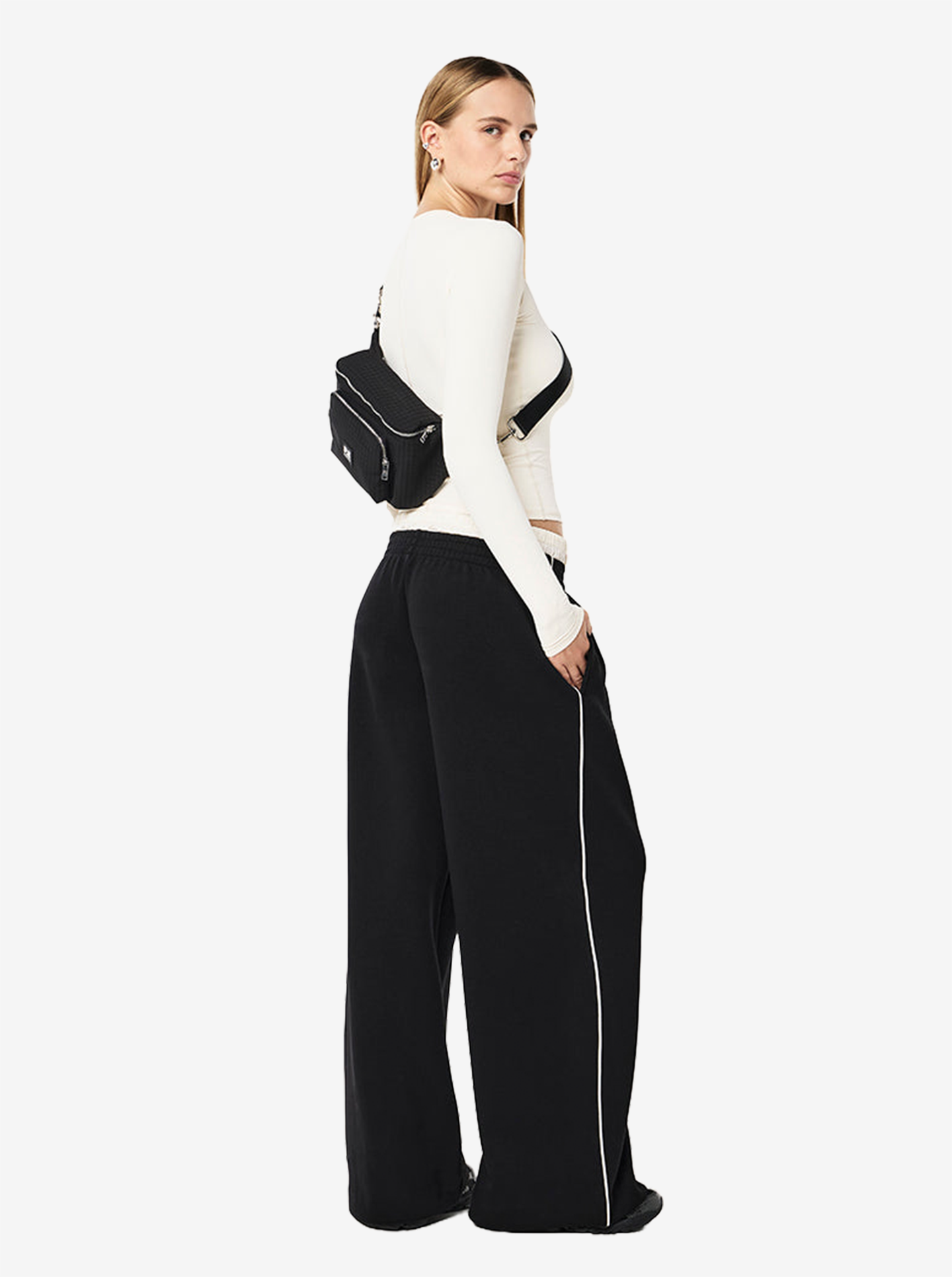 Signature Cross Body Bag in Black